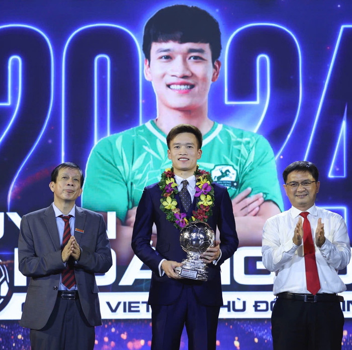 Vào tối ngày 26/2, tiền vệ Hoàng Đức đã nhận giải Quả bóng Bạc Việt Nam 2024, đây là một điều đáng tiếc đối với cá nhân anh.