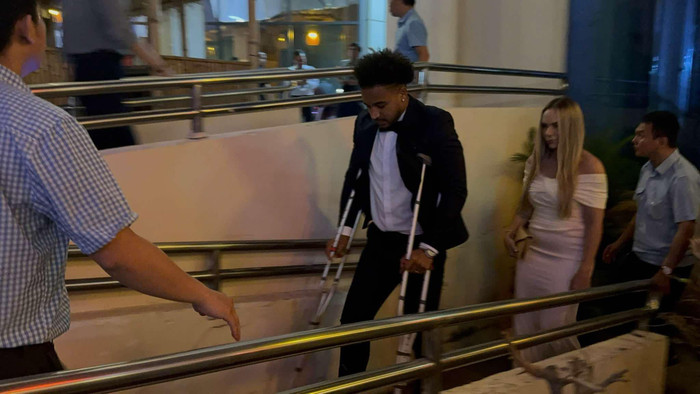 Nguyễn Xuân Son tiến về phía khu vực sảnh sự kiện. Ảnh: SAOSTAR