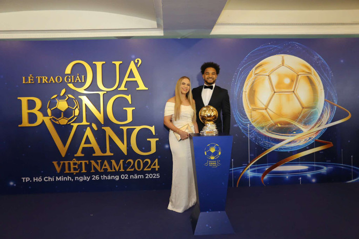 Vợ chồng Nguyễn Xuân Son checkin tại khu vực thảm xanh Quả bóng Vàng Việt Nam 2024. Ảnh: SAOSTAR