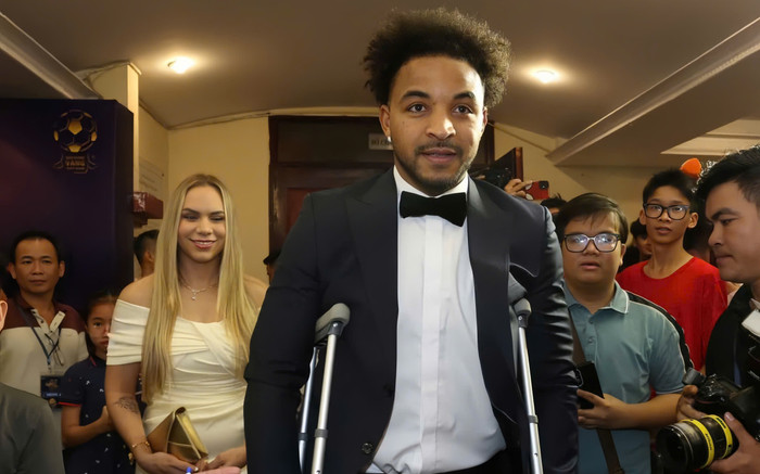 Cảm động hình ảnh Nguyễn Xuân Son chống nạng đến dự giải QBV 2024 Ảnh 2