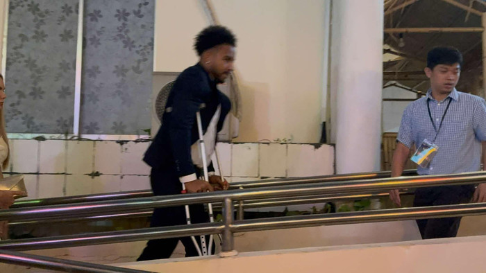 Nguyễn Xuân Son nỗ lực di chuyển về phía sảnh đón tiếp khách mời. Ảnh: SAOSTAR