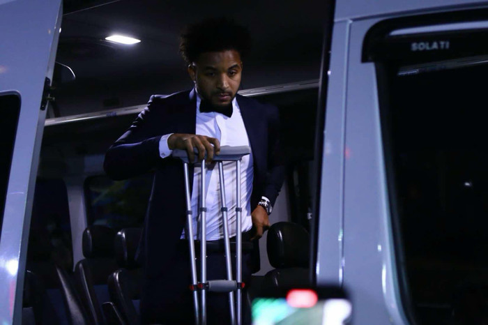 Nguyễn Xuân Son xuống xe với cặp nạng trong tay. Ảnh: SAOSTAR