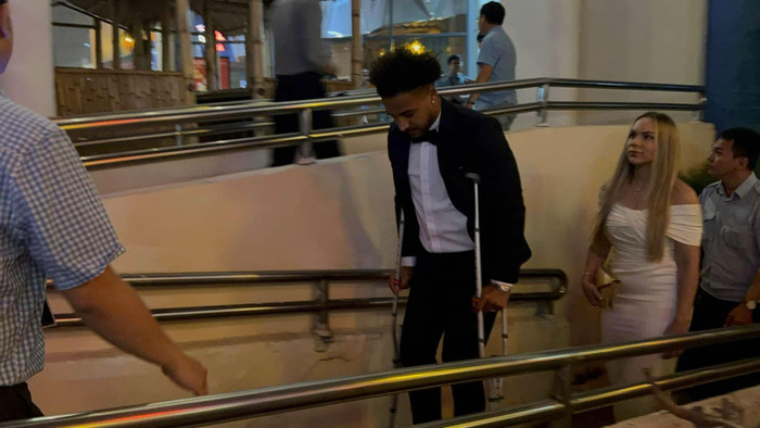 Vợ Nguyễn Xuân Son luôn theo sát để hỗ trợ chồng. Ảnh: SAOSTAR