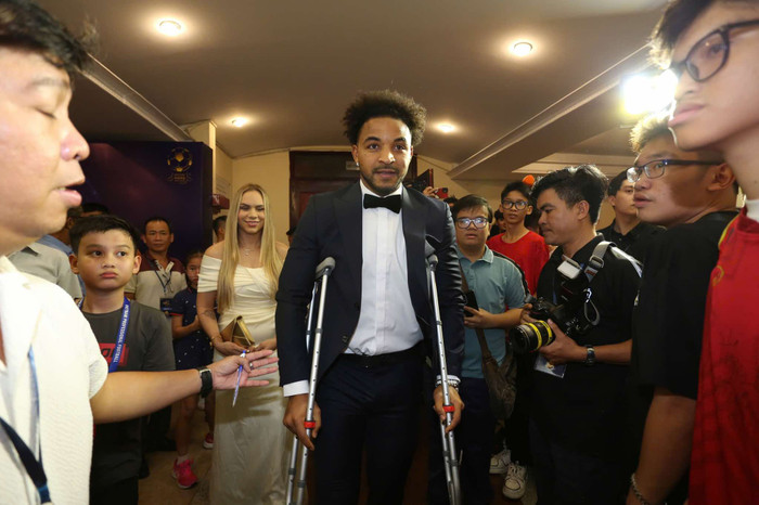 Nguyễn Xuân Son phải dùng nạng để di chuyển trong suốt quá trình diễn ra sự kiện. Ảnh: SAOSTAR