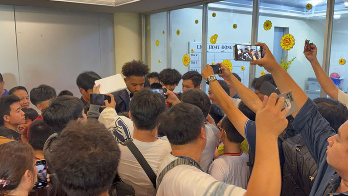 Khán giả tại hiện trường nhiệt tình xin chữ ký tay của Nguyễn Xuân Son. Ảnh: SAOSTAR