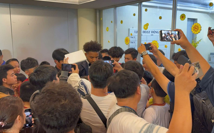 Khán giả vây kín Nguyễn Xuân Son tại lễ trao giải QBV 2024 Ảnh 2