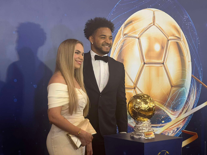 Tối 26/2, lễ trao giải Quả bóng Vàng Việt Nam 2024 chính thức diễn ra tại Nhà hát Bến Thành (TPHCM). Vợ chồng tiền đạo Nguyễn Xuân Son xuất hiện tại khu vực thảm xanh từ sớm để chuẩn bị tiến vào sự kiện.