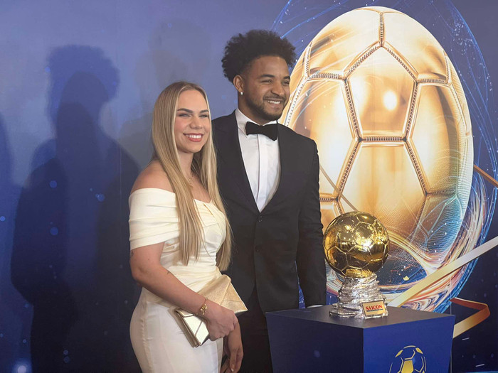 Phần thân váy được may ôm sát, giúp tôn lên đường cong cơ thể mà không tạo cảm giác phô trương. Chi tiết xếp ly nhẹ trên thân váy tạo điểm nhấn, giúp tổng thể trang phục của Marcele Seippel không bị đơn điệu. Bên cạnh đó, độ dài váy mà vợ Nguyễn Xuân Son lựa chọn cũng vừa đủ để tạo sự duyên dáng, trang trọng của một sự kiện danh giá.