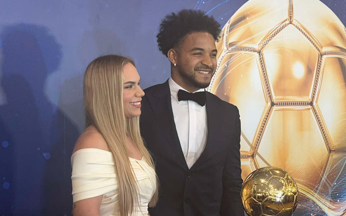 Vợ Nguyễn Xuân Son nổi bật tại lễ trao giải QBV 2024 Ảnh 2