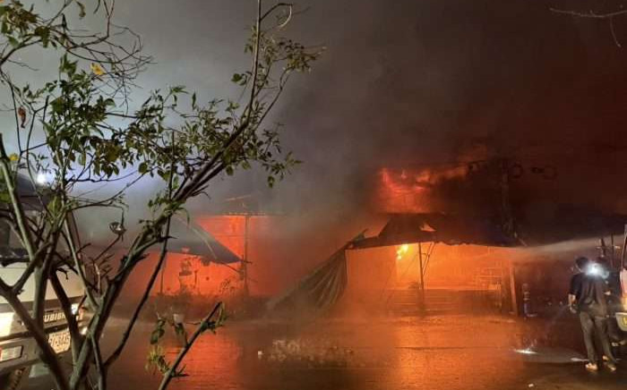 Khu chợ bất ngờ bùng cháy dữ dội lúc nửa đêm, khung cảnh hoang tàn sau đó khiến ai cũng xót xa Ảnh 2