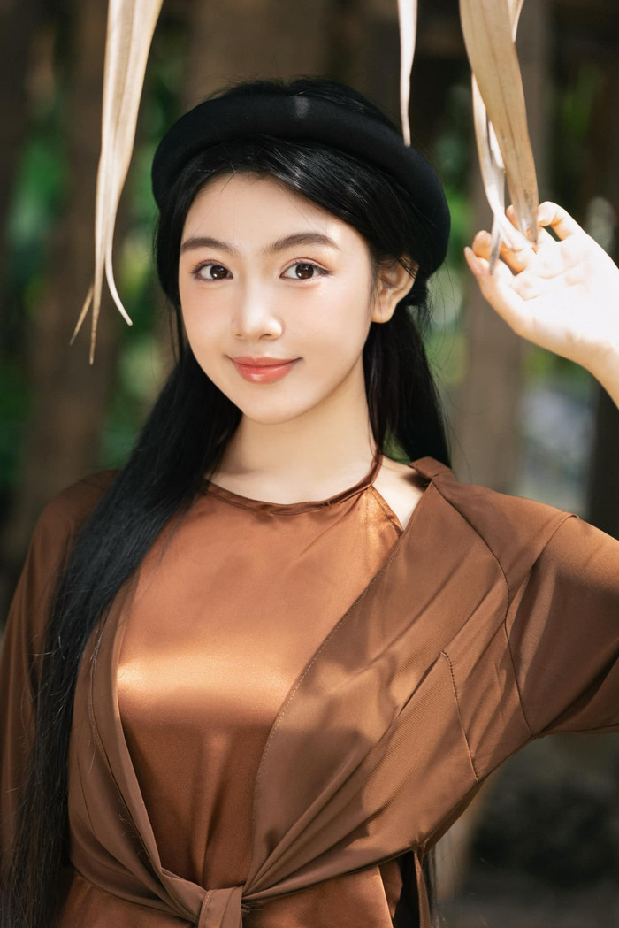 Con gái Quyền Linh chăm chỉ thực hiện nhiều bộ ảnh khác nhau. Ảnh: FBNV