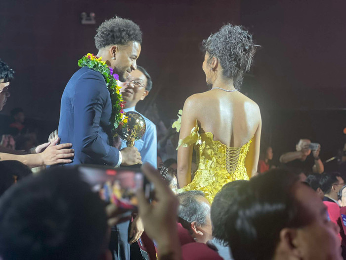 Nguyễn Xuân Son chính thức nhận giải Cầu thủ nước ngoài xuất sắc. Ảnh: SAOSTAR