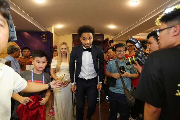 Người đứng sau thành công rực rỡ của Nguyễn Xuân Son không ai khác chính là vợ anh - Marcele Seippel. Cô đã luôn đồng hành từ những ngày tháng khó khăn khi sự nghiệp còn chưa định hình cho đến lúc anh vươn mình trở thành một ngôi sao thực thụ của bóng đá Việt Nam. Ảnh: SAOSTAR