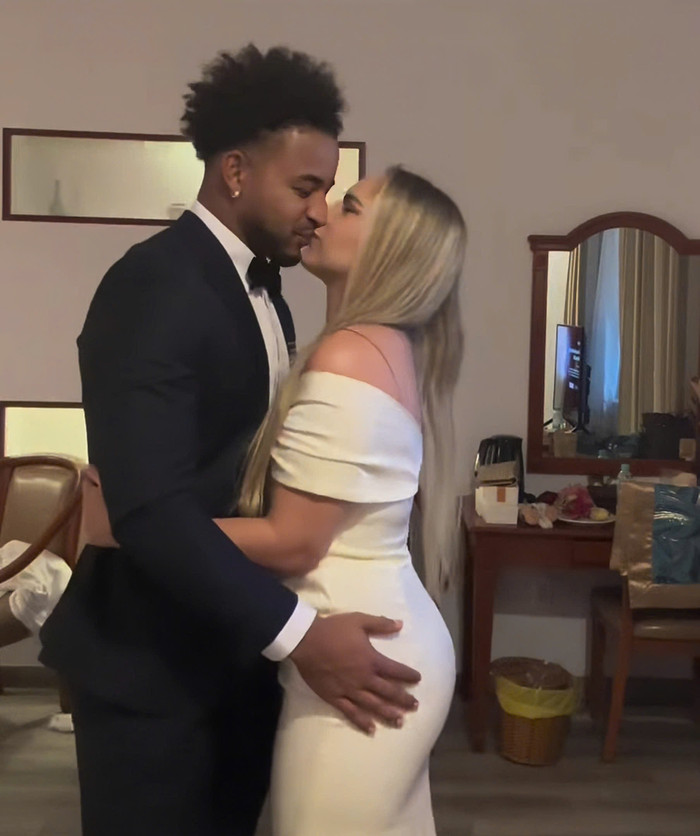 Nguyễn Xuân Son khóa môi vợ trước thềm tham dự lễ trao giải QBV 2024. Ảnh: IGNV