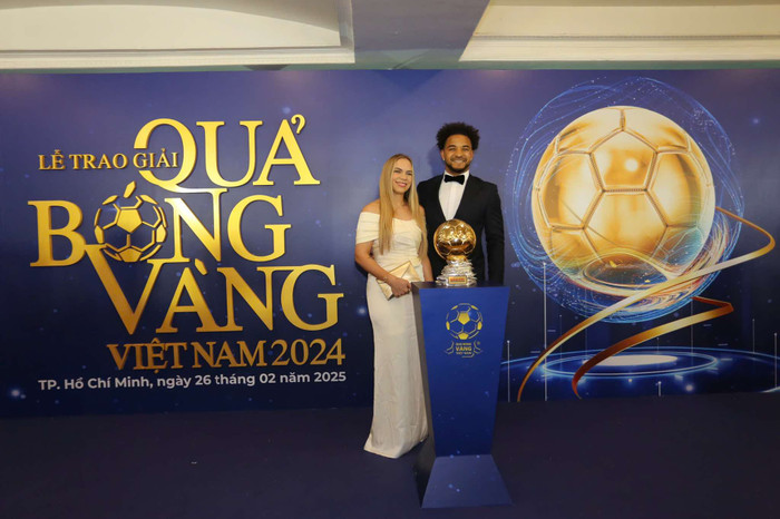 Vợ Nguyễn Xuân Son sánh bước cùng chồng trong Giải Quả bóng Vàng Việt Nam 2024. (Ảnh: SAOstar)