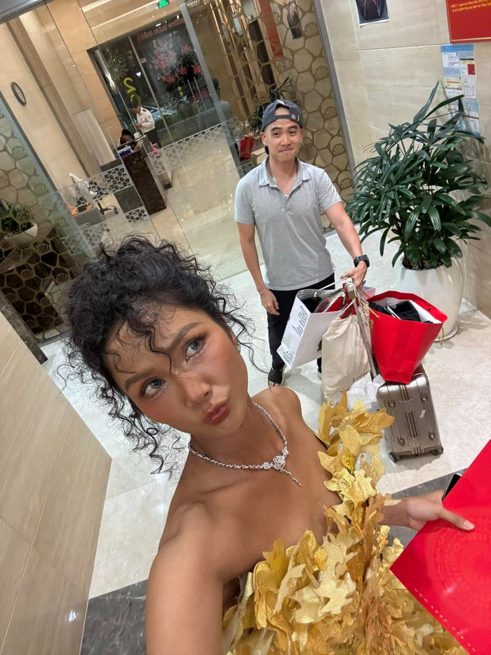 H'Hen Niê được chồng phục vụ như 'công chúa' sau lễ trao giải cho Nguyễn Xuân Son.&nbsp;