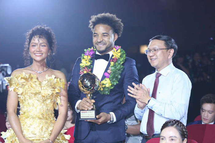 Khoảnh khắc Hoa hậu H'Hen Niê trao giải cho Nguyễn Xuân Son gây sốt ở Quả bóng vàng Việt Nam 2024.&nbsp;