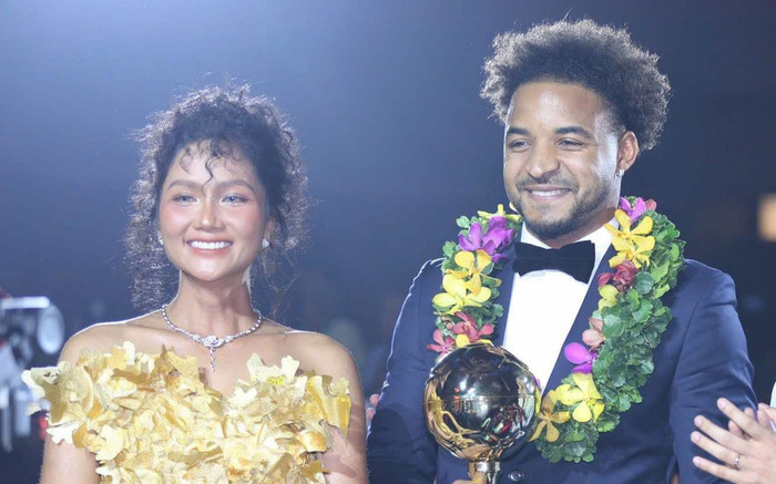 H'Hen Niê 'như công chúa' sau khi trao giải cho Nguyễn Xuân Son Ảnh 2