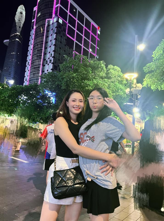 Hồng Diễm và con gái luôn giữ mối quan hệ thân thiết giúp bầu không khí gia đình luôn hạnh phúc (Ảnh: Facebook nhân vật). 