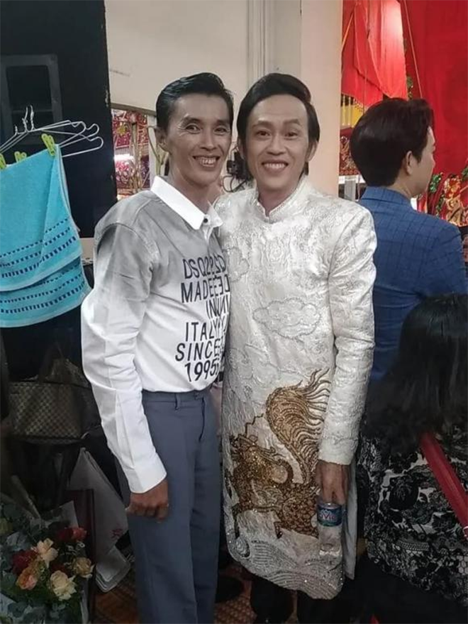 Diễn viên Bắc Hải chụp ảnh cùng NSƯT Hoài Linh.