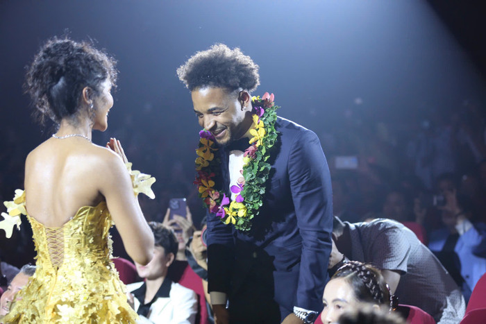 Khá nhiều người đã thắc mắc về sự vắng mặt của HLV Kim Sang Sik, đặc biệt khi chứng kiến H'Hen Niê trao giải cho Nguyễn Xuân Son.&nbsp;