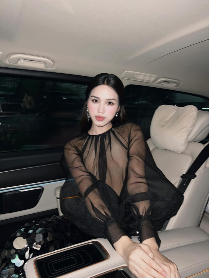 Hoa hậu Đỗ Thị Hà không quên 'lăng xê' các mẫu váy áo mang chất liệu mỏng manh. Những thiết kế này là sự hòa trộn giữa phong thái gợi cảm nhưng không kém phần mềm mại và nữ tính. (Ảnh: FBNV)