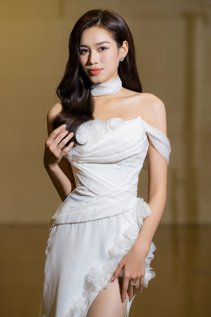 Trước khi vướng phải tin đồn sắp làm 'dâu nghìn tỷ', Hoa hậu Đỗ Thị Hà được đánh giá là một trong số những người đẹp có cách định hình phong cách thời trang ấn tượng. Gu ăn mặc của nàng hậu xứ Thanh khá đa dạng, nhưng phần lớn toát lên vẻ gợi cảm. (Ảnh: FBNV)