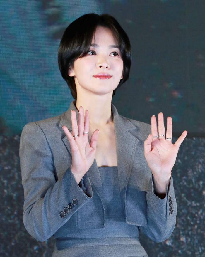 Song Hye Kyo trở nên nổi bật trong một hoạt động quảng bá phim nhờ mái tóc ngắn. Ảnh: Instagram kyo1122