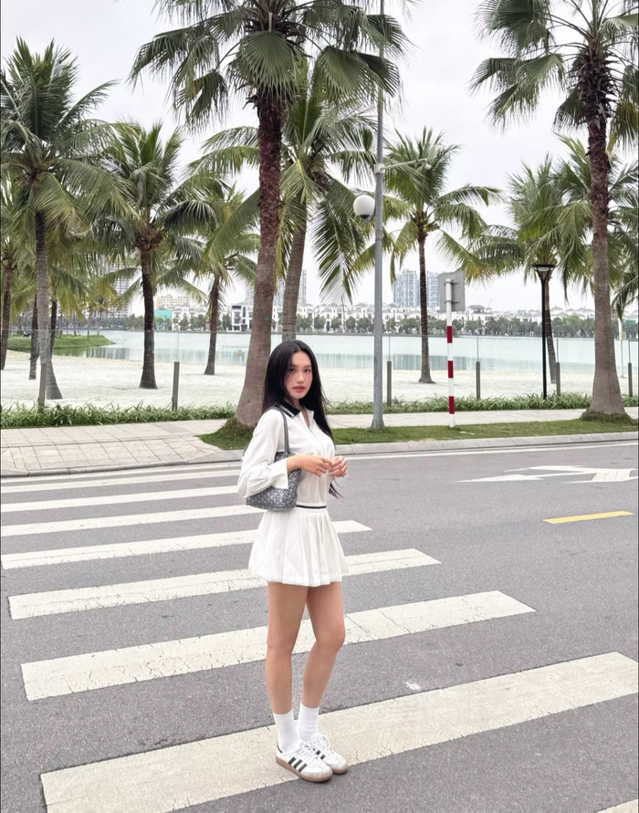 Trong khung ảnh toàn thân, chân váy xếp ly ngắn phát huy tác dụng khi tôn lên đôi chân thon dài của Doãn Hải My. Dưới ánh nắng, làn da của người đẹp Hà thành nổi bật bởi độ trắng sáng được nhiều người xuýt xoa, khen ngợi.