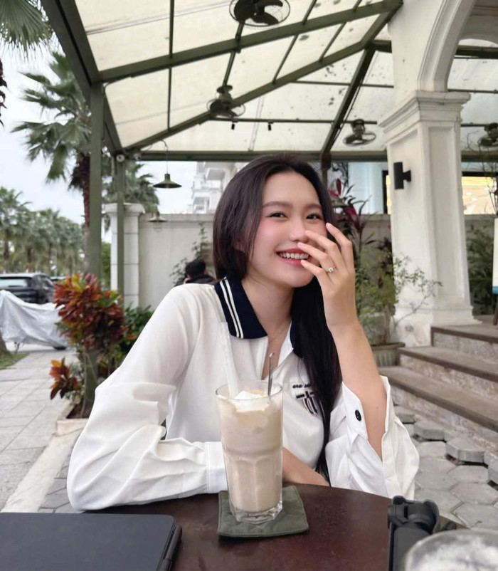 Phong cách của Doãn Hải My không chỉ là sự lựa chọn ngẫu nhiên mà phản ánh gu thẩm mỹ tinh tế và sự am hiểu thời trang của cô. Với trang phục đơn giản nhưng có điểm nhấn, vợ Đoàn Văn Hậu mang đến cảm hứng cho những cô gái yêu thích sự nữ tính, thanh lịch nhưng vẫn trẻ trung và hiện đại.