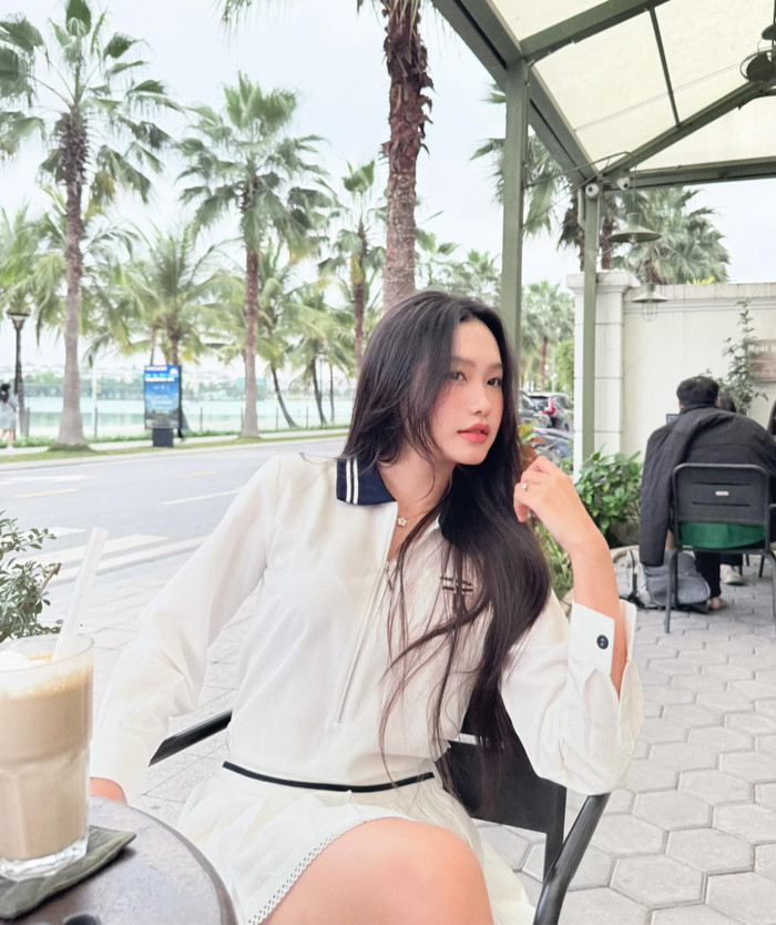 Không quá lời khi nói Doãn Hải My là một trong những nàng Wags có gu ăn vận thanh lịch, hợp xu hướng. Khẳng định dấu ấn cá nhân giữa nhịp sống hiện đại,cô ưu tiên phong cách nhẹ nhàng nhưng đầy cuốn hút.