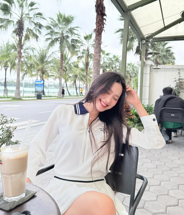 Xuất hiện trong loạt ảnh mới đây, vợ Đoàn Văn Hậu gây ấn tượng với bộ trang phục tông trắng tinh khôi. Chiếc áo sơ mi dài tay với cổ viền xanh navy tạo điểm nhấn pha trộn giữa nét cổ điển và hiện đại. Sự tối giản nhưng được trau chuốt trong từng chi tiết khiến tổng thể trang phục không hề đơn điệu mà trái lại, rất tinh tế và cuốn hút.