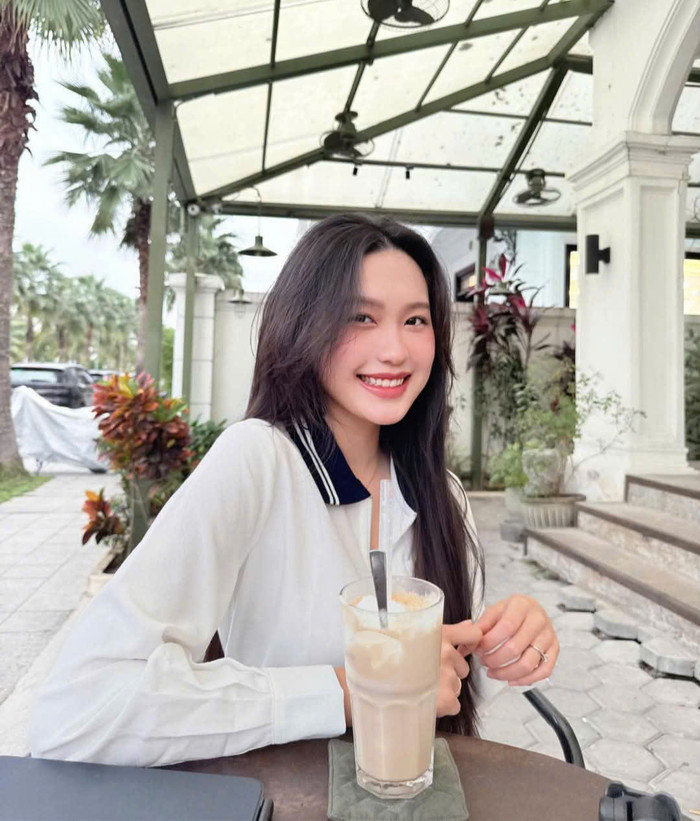 Không chỉ chăm chút trang phục, Doãn Hải My còn khéo léo chọn phụ kiện đi kèm nhằm tạo nên tổng thể hài hòa. Chiếc túi xách kẻ họa tiết nhỏ nhắn, đôi tất trắng năng động kết hợp với giày Adidas cổ điển giúp nàng Wags giữ được vẻ trẻ trung nhưng vẫn thanh lịch. Dây chuyền nhỏ xinh cũng được cô lựa chọn để tạo điểm nhấn tinh tế, không quá phô trương nhưng đủ để làm nổi bật phong cách cá nhân.