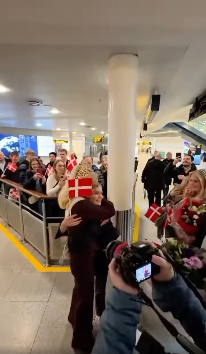 Chỉ có khoảng 30 người ra sân bay đón đương kim Hoa hậu Hoàn vũ khi cô trở về quê nhà. (Ảnh chụp màn hình)