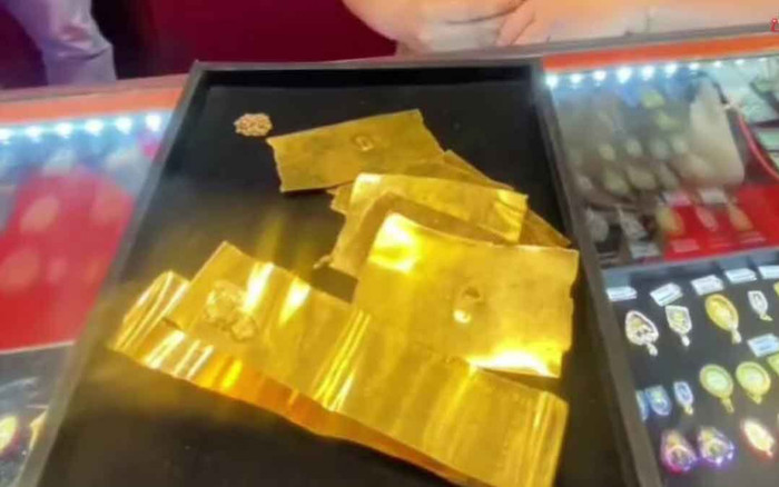 Mẹ chồng qua đời để lại miếng kim loại lạ, con dâu 'chết lặng' khi đem ra tiệm vàng bán Ảnh 2