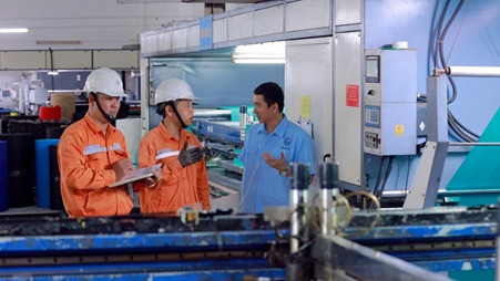 Cán bộ Tổng công ty Điện lực thành phố Hà Nội hướng dẫn doanh nghiệp sử dụng điện tiết kiệm - (Nguồn: EVN)