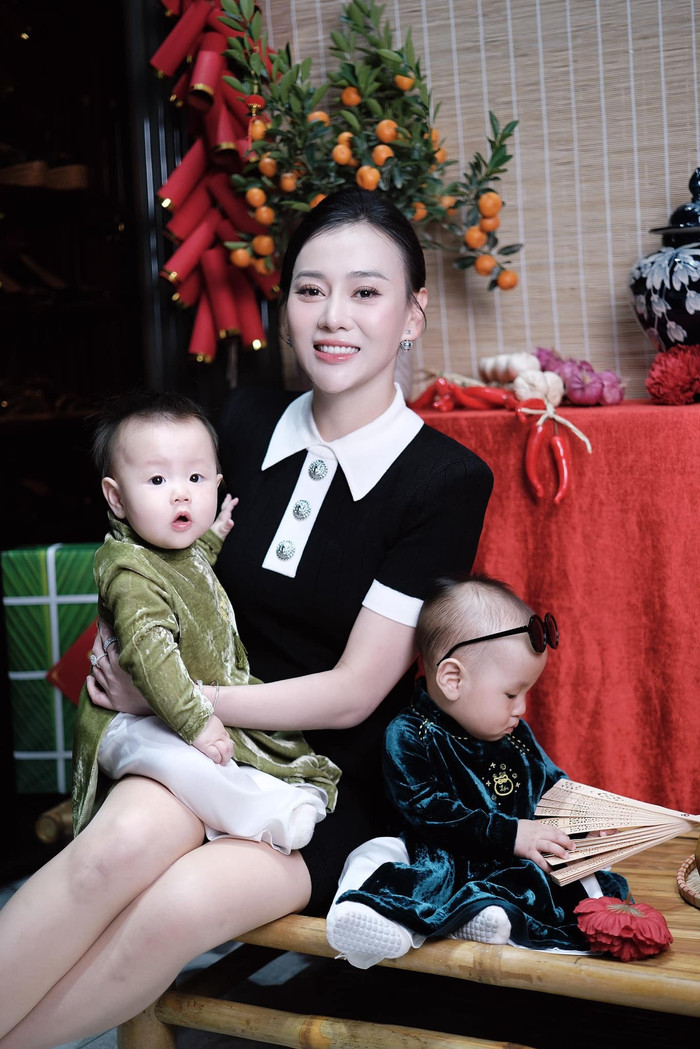 Phương Oanh và Shark Bình còn chuẩn bị một không gian nhỏ trong nhà đậm chất Tết để cho các con chụp ảnh. Ảnh: FBNV