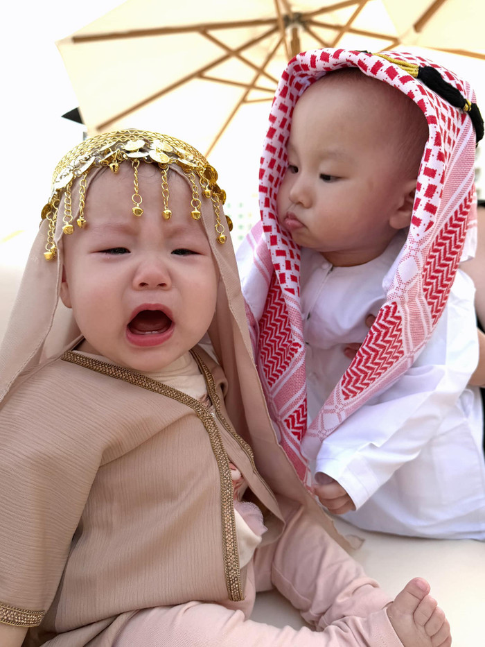 Phương Oanh tích cực chuẩn bị trang phục cho các con mỗi khi 'sống ảo'. Ảnh: FBNV