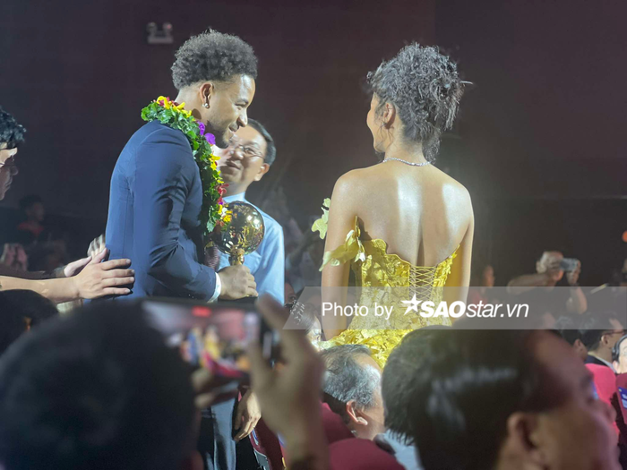 Showbiz 24h: Khoảnh khắc đẹp giữa H'Hen Niê và Nguyễn Xuân Son được nhiều khán giả quan tâm