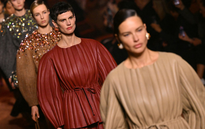 Show diễn 100 năm của Fendi: Vị thế của phụ nữ trong ngành thời trang Ảnh 2