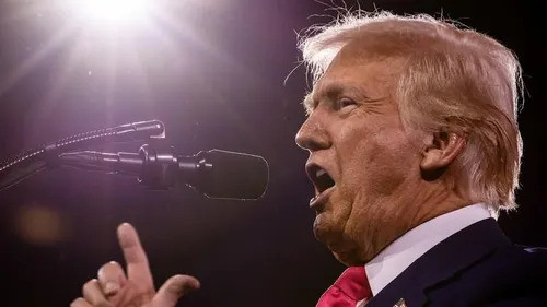 Chính quyền Trump đã đề xuất chính sách hỗ trợ tài chính cho những viên chức tự nguyện từ chức - (Ảnh: Global Look Press).