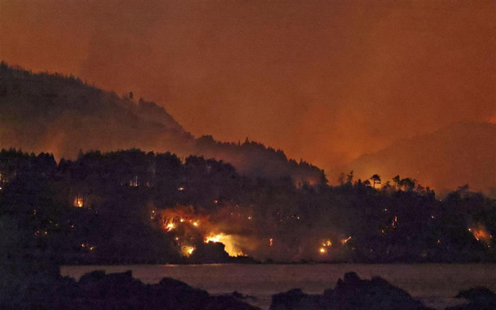 Cháy rừng kinh hoàng, hàng nghìn người phải sơ tán Ảnh 2