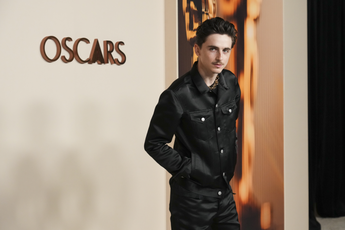 Bạn trai Kylie Jenner đeo trang sức 2 tỷ đồng đến dự tiệc đề cử Oscar Ảnh 1