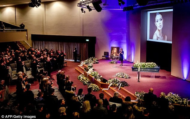 Hàng trăm người tiễn biệt nữ người mẫu sau tai nạn thương tâm. 