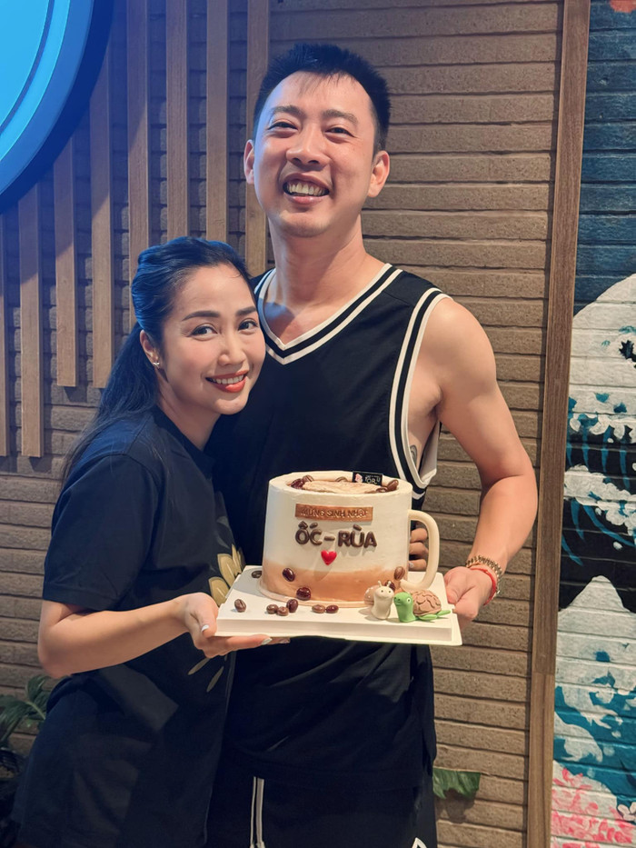 Ốc Thanh Vân bên ông xã Trí Rùa. Ảnh: FBNV