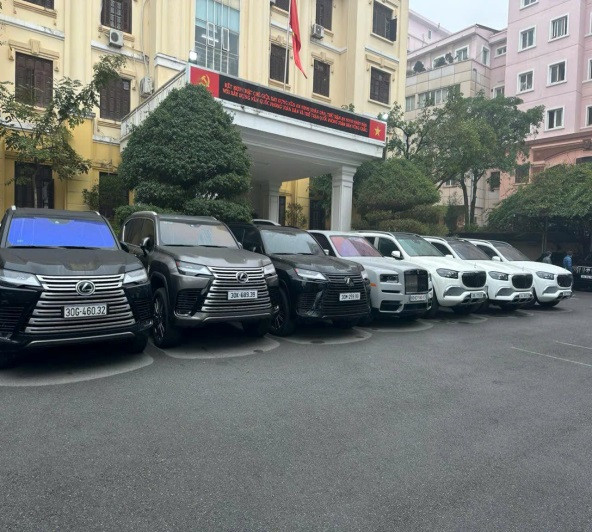 Nhiều xe ô tô hạng sang bị cơ quan Công an thu giữ. Ảnh: Công an TP Hà Nội