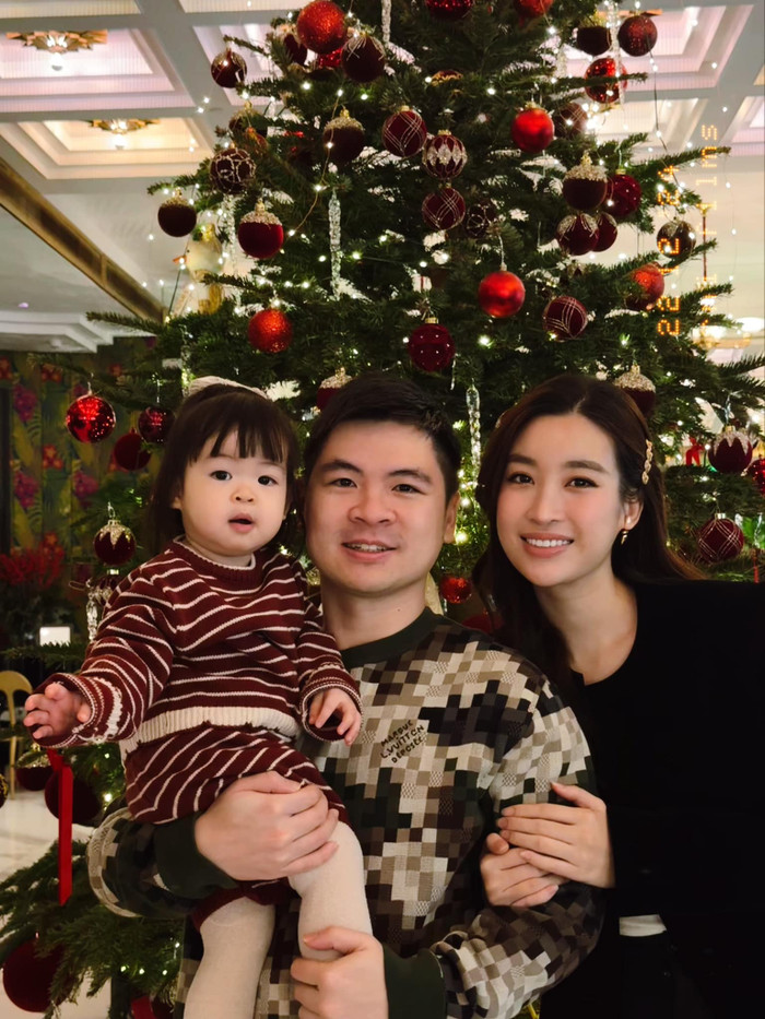 Con gái Đỗ Mỹ Linh được thừa hưởng nhiều nét đẹp từ bố mẹ. Ảnh: FBNV