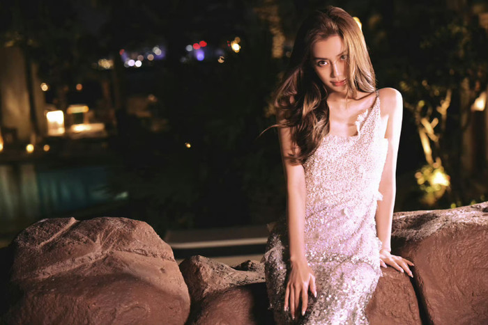 Không những vậy, Angelababy còn tạo kiểu tóc uốn gợn sóng. Lựa chọn này giúp cô tăng sự ngọt ngào, nữ tính nhưng không kém phần gợi cảm, quyến rũ.