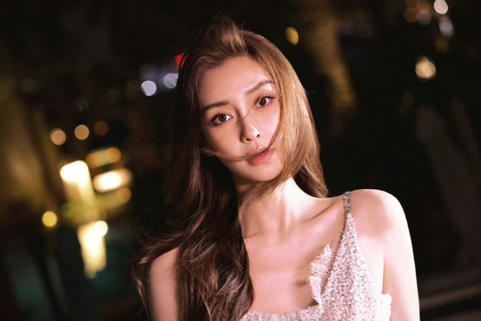 Như thường lệ, Angelababy tiếp tục 'trưng dụng' lối trang điểm nhẹ nhàng, tôn lên những đường nét tự nhiên của gương mặt. Điểm nhấn lớn nhất trong lớp trang điểm của nữ diễn viên là phần son môi bóng, tạo hiệu ứng căng mọng. Ở độ tuổi 36, Angelababy vẫn duy trì nhan sắc trẻ trung và ngày càng lộ rõ dấu hiệu 'lão hóa ngược'.