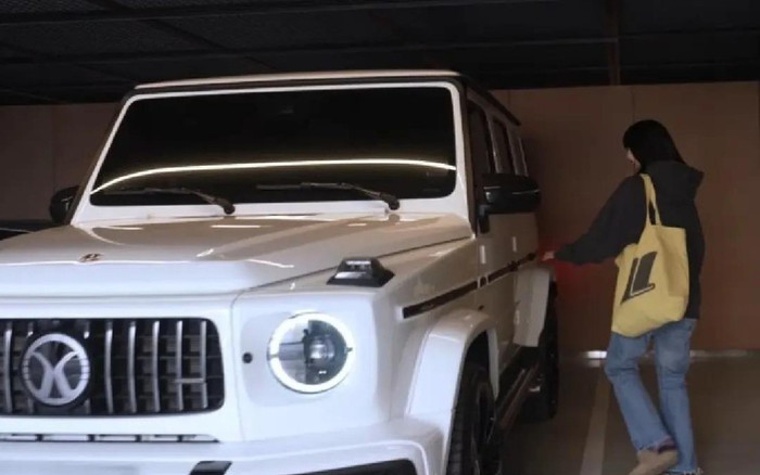 Nữ ca sĩ hàng đầu showbiz bị người lạ rình rập, dùng chân chặng cửa xe taxi Ảnh 2